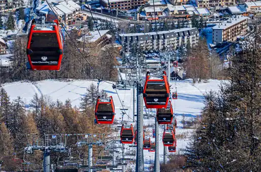 Télécabines et vue du domaine skiable de Serre-Chevalier, vallée de Briançon  ©OT Serre-chevalier vallée de Briançon