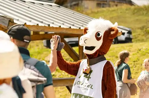 Accueil des vacanciers sur la station du Châtel par la mascotte