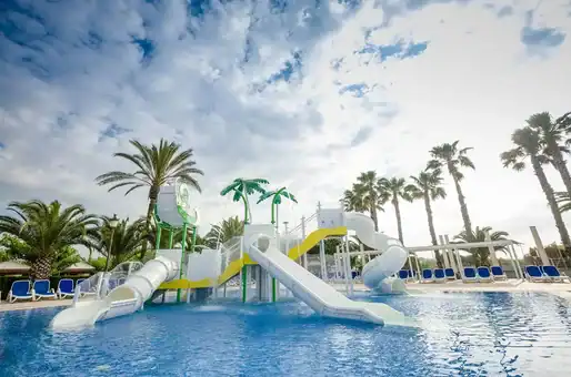 Piscine avec toboggans de la résidence de vacances Vendrell Platja à Comarruga, sur la Costa Dorada, en Espagne