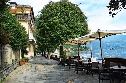 Exemple de village avec vue sur le Lac Majeur