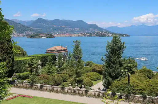 Exemple de village avec vue sur le Lac Majeur