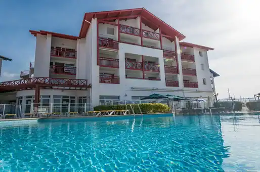 Piscine de la de la résidence de vacances Sokoburu à Hendaye