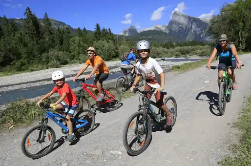 Example of an activity in Morillon: Bike ride  ©Monica Dalmasso _ Morillon Tourist Office