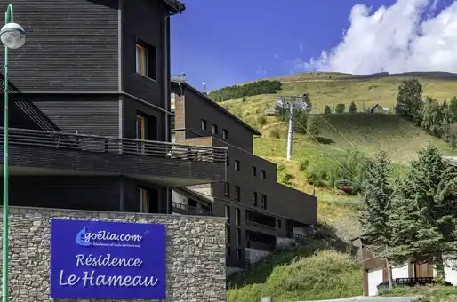 La résidence de vacances Goélia Le Hameau aux Deux Alpes, idéalement placée près des commerces et animations
