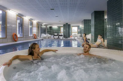 Piscine et bains à remous de la résidence de vacances Goélia Le Hameau aux Deux Alpes