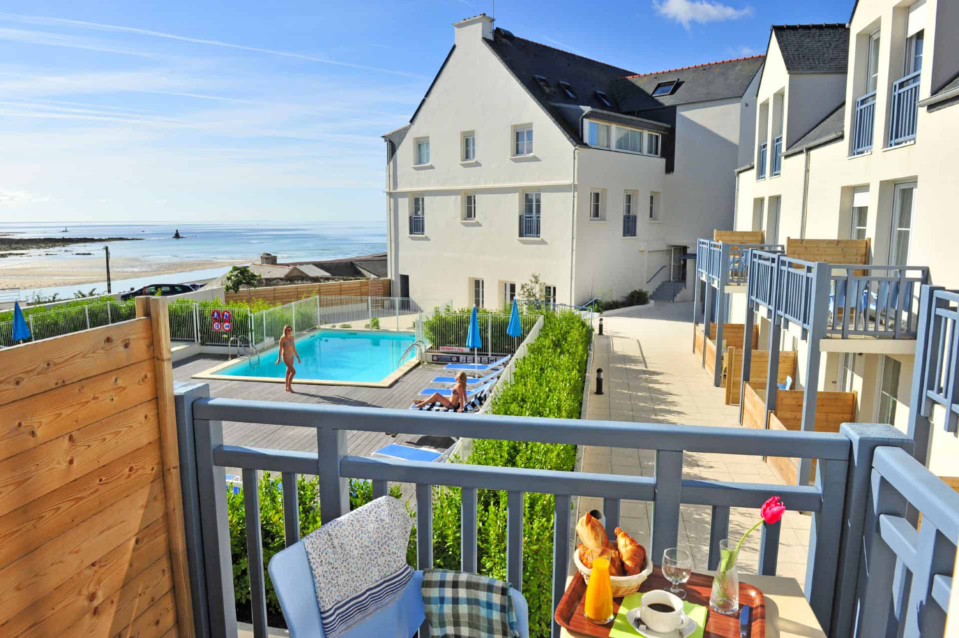 Vue d'un balcon sur la piscine de la résidence de vacances Goélia An Douar à Audierne Vue d'un balcon sur la piscine de la résidence de vacances Goélia An Douar à Audierne