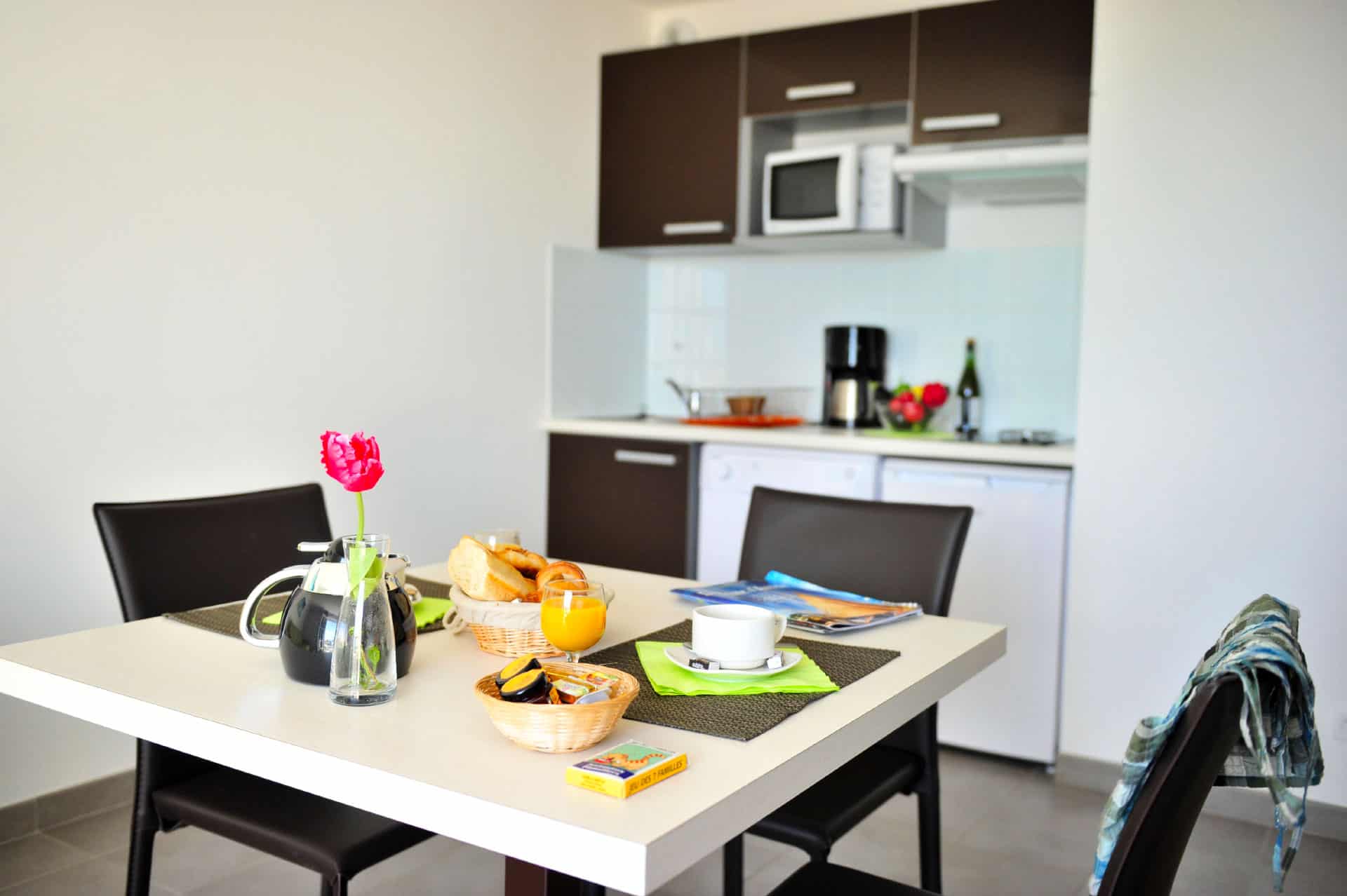 Exemple de salon avec kitchenette de la résidence de vacances Goélia An Douar à Audierne Exemple de salon avec kitchenette de la résidence de vacances Goélia An Douar à Audierne