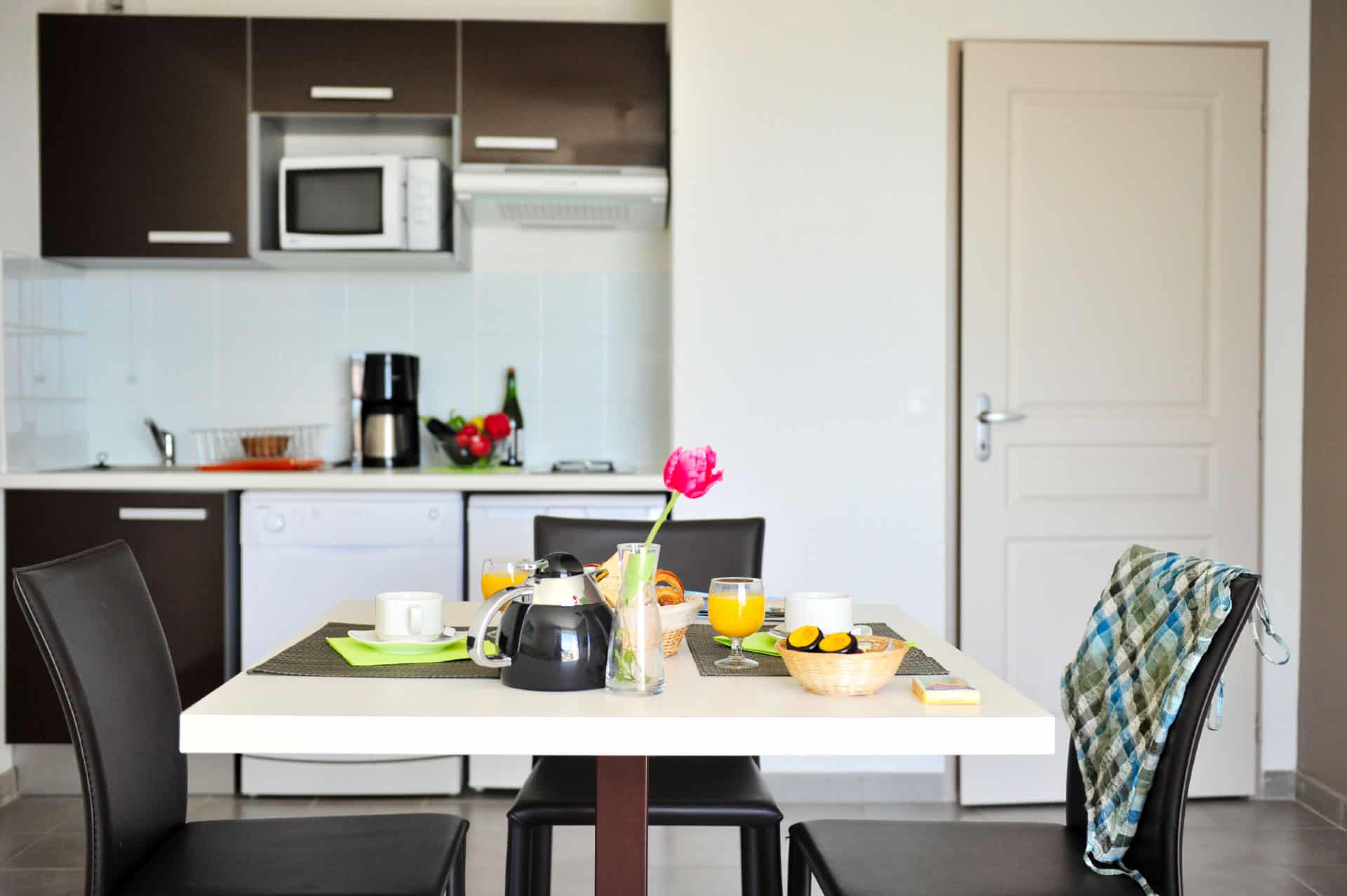 Exemple de salon avec kitchenette de la résidence de vacances Goélia An Douar à Audierne Exemple de salon avec kitchenette de la résidence de vacances Goélia An Douar à Audierne