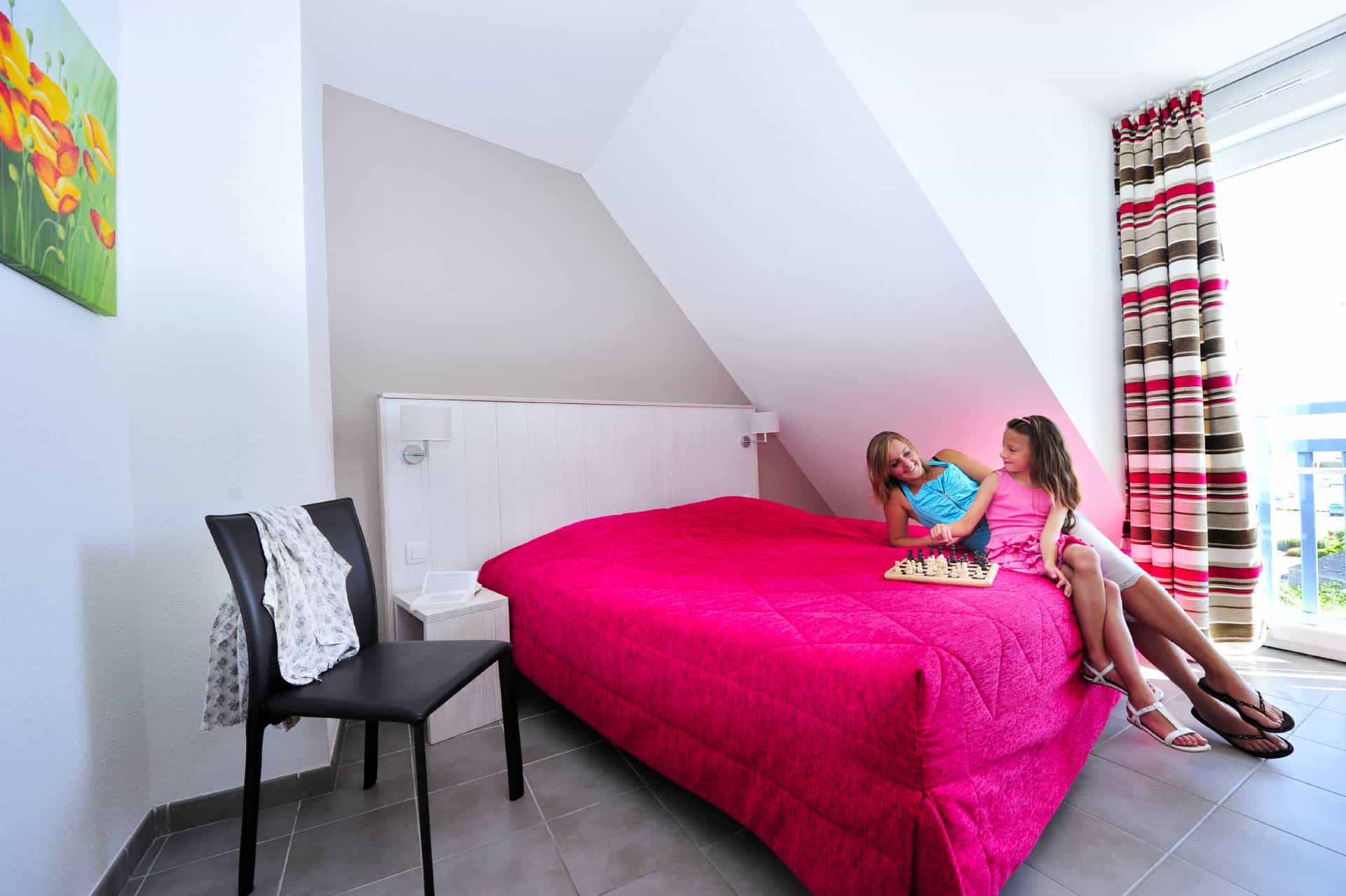 Exemple de chambre avec lit double de la résidence de vacances Goélia An Douar à Audierne Exemple de chambre avec lit double de la résidence de vacances Goélia An Douar à Audierne