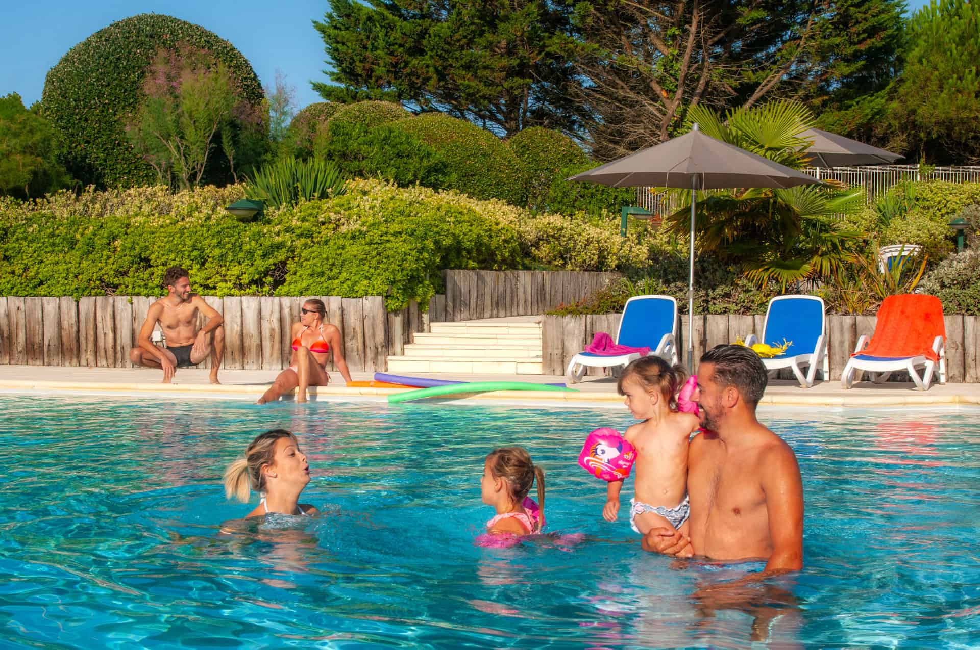 Piscine extérieure chauffée du Village Club Goélia Les Voiles Blanches Piscine extérieure chauffée du Village Club Goélia Les Voiles Blanches