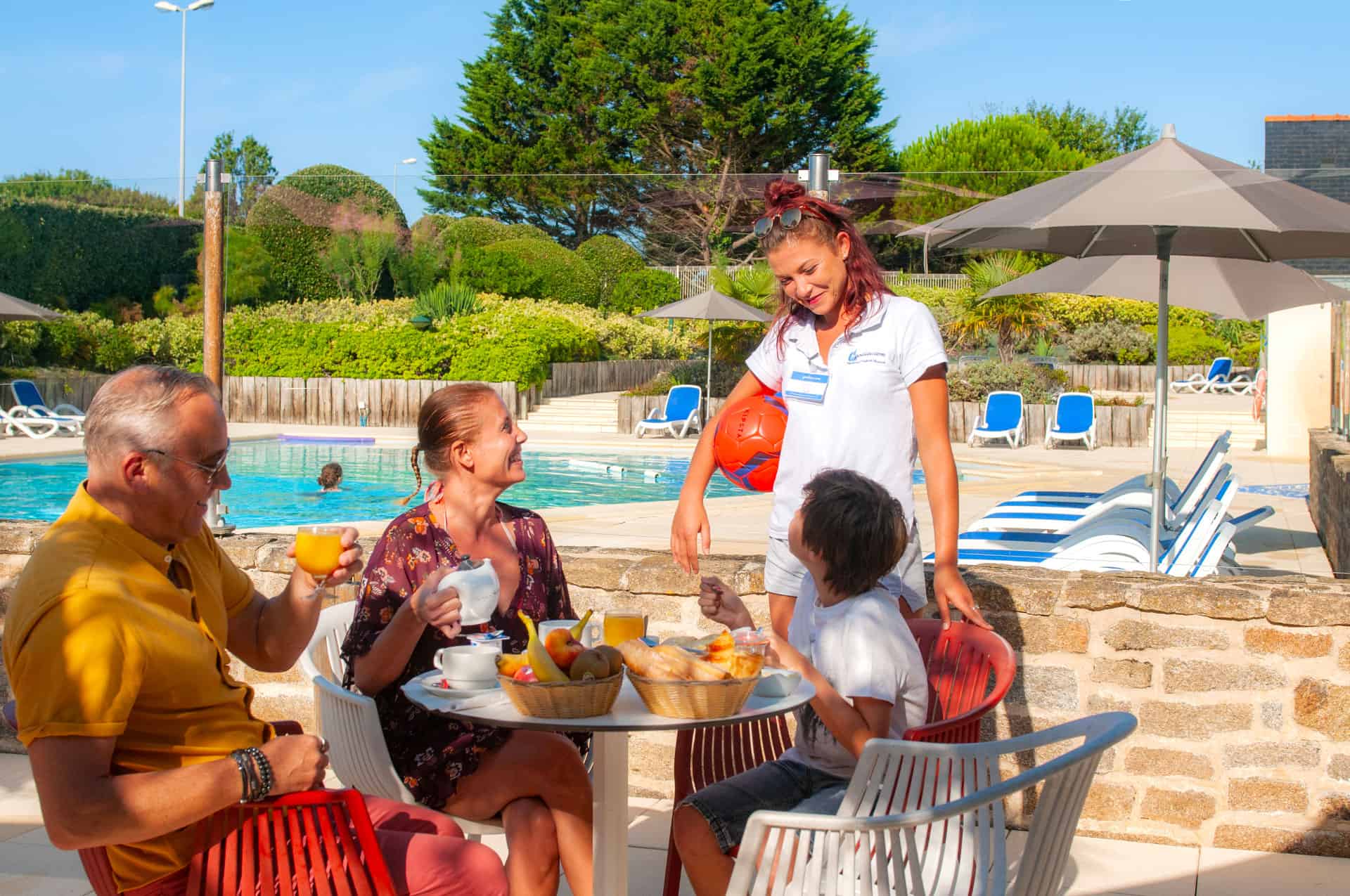 Petit déjeuner à la piscine du Village Club de vacances Goélia Les Voiles Blanches à Batz-sur-Mer Petit déjeuner à la piscine du Village Club de vacances Goélia Les Voiles Blanches à Batz-sur-Mer