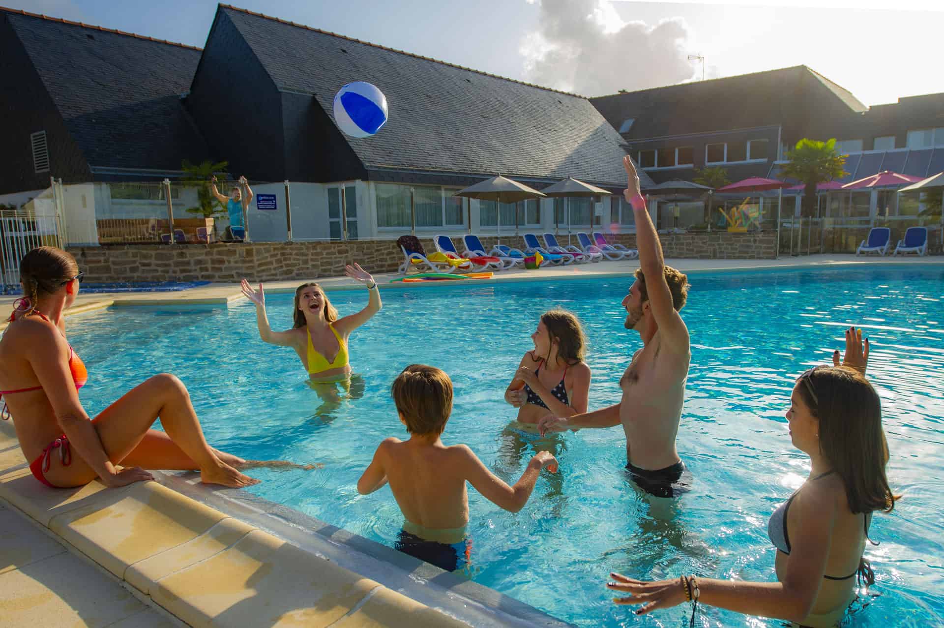 Piscine extérieure chauffée du Village Club de vacances Goélia Les Voiles Blanches à Batz-sur-Mer Piscine extérieure chauffée du Village Club de vacances Goélia Les Voiles Blanches à Batz-sur-Mer