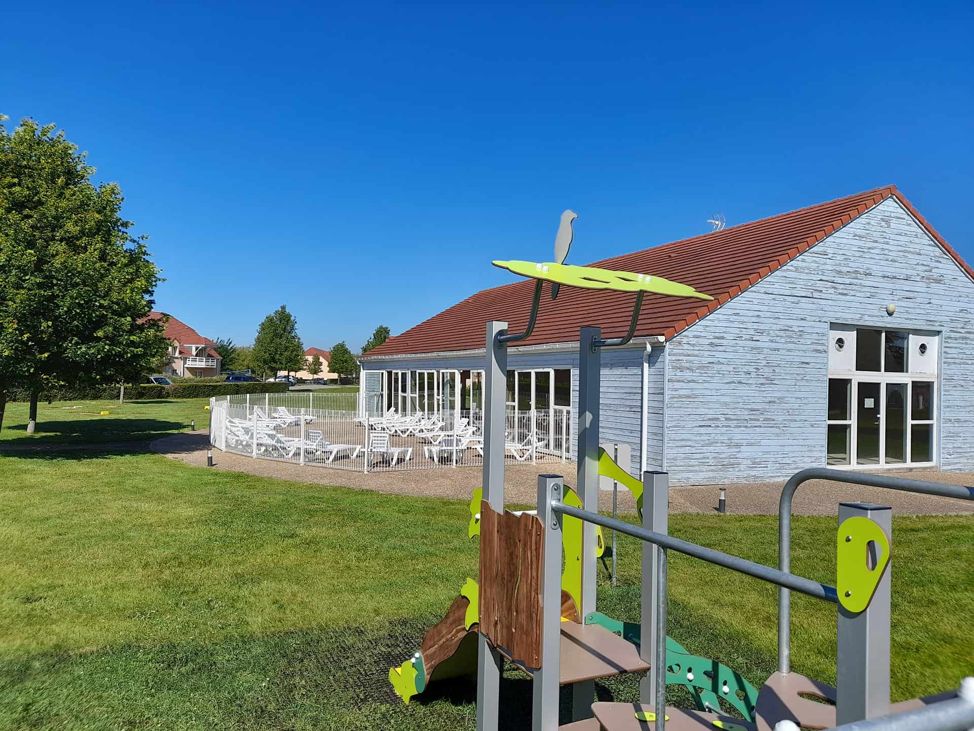 Aire de jeux et solarium de la résidence de vacances Goélia Les Portes d'Honfleur à Honfleur Aire de jeux et solarium de la résidence de vacances Goélia Les Portes d'Honfleur à Honfleur