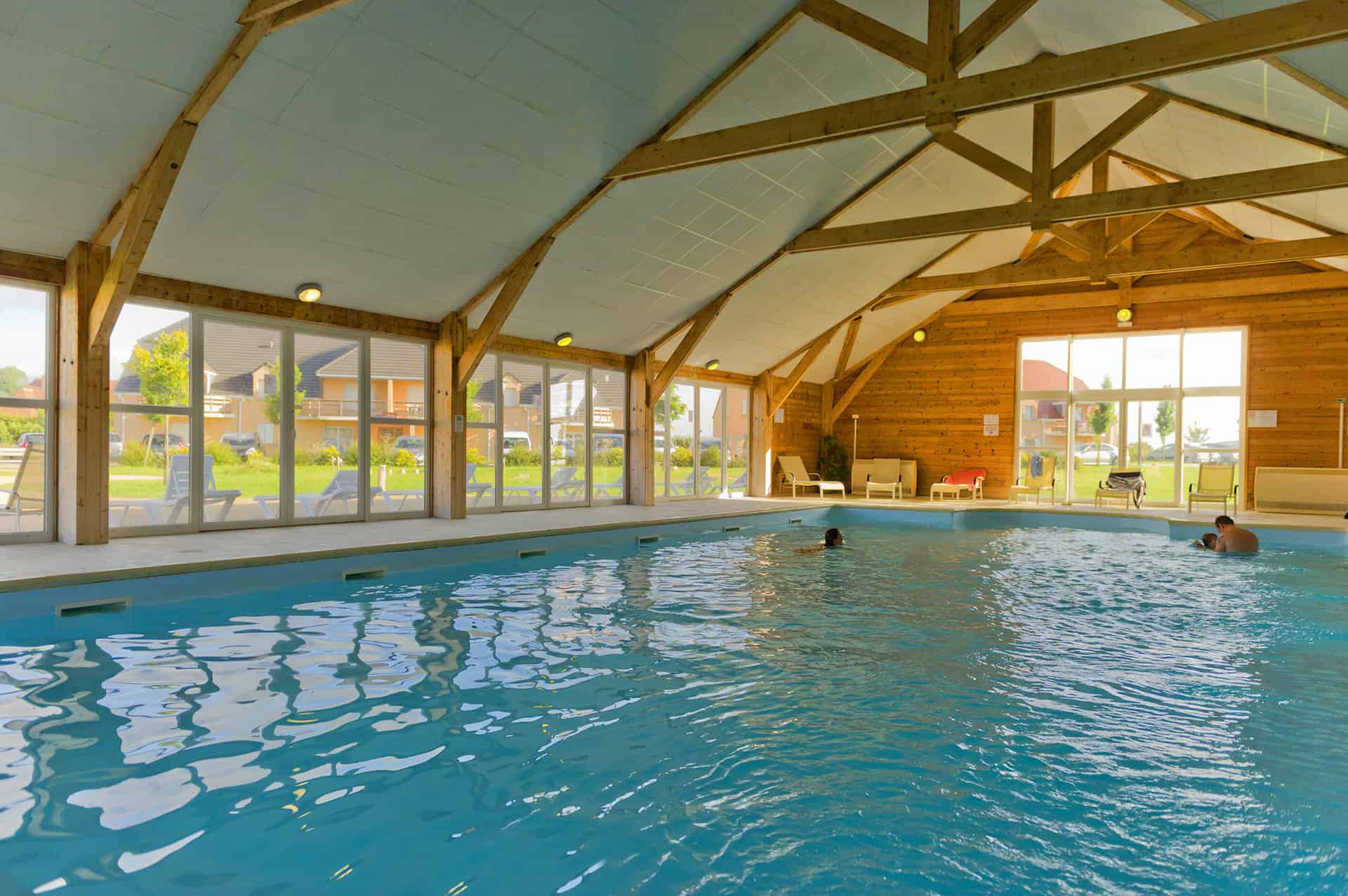 Piscine chauffée de la résidence Goélia Les Portes d'Honfleur Piscine chauffée de la résidence Goélia Les Portes d'Honfleur