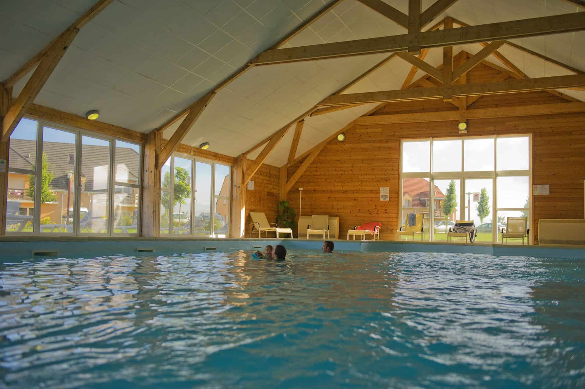 Piscine intérieure chauffée de la résidence de vacances Goélia Les Portes d'Honfleur Piscine intérieure chauffée de la résidence de vacances Goélia Les Portes d'Honfleur