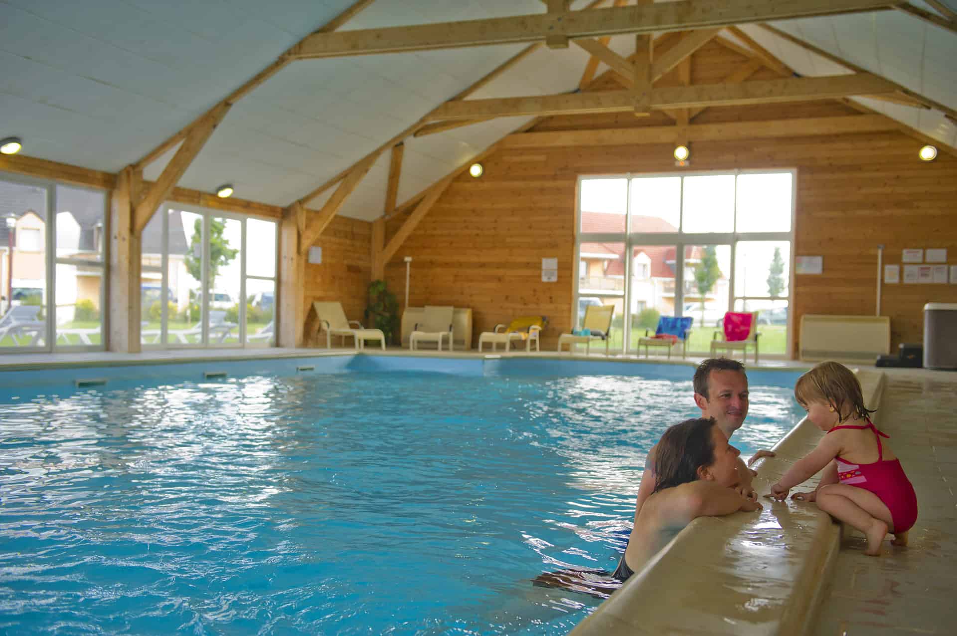 Piscine chauffée intérieure de la résidence Goélia Les Portes d'Honfleur Piscine chauffée intérieure de la résidence Goélia Les Portes d'Honfleur