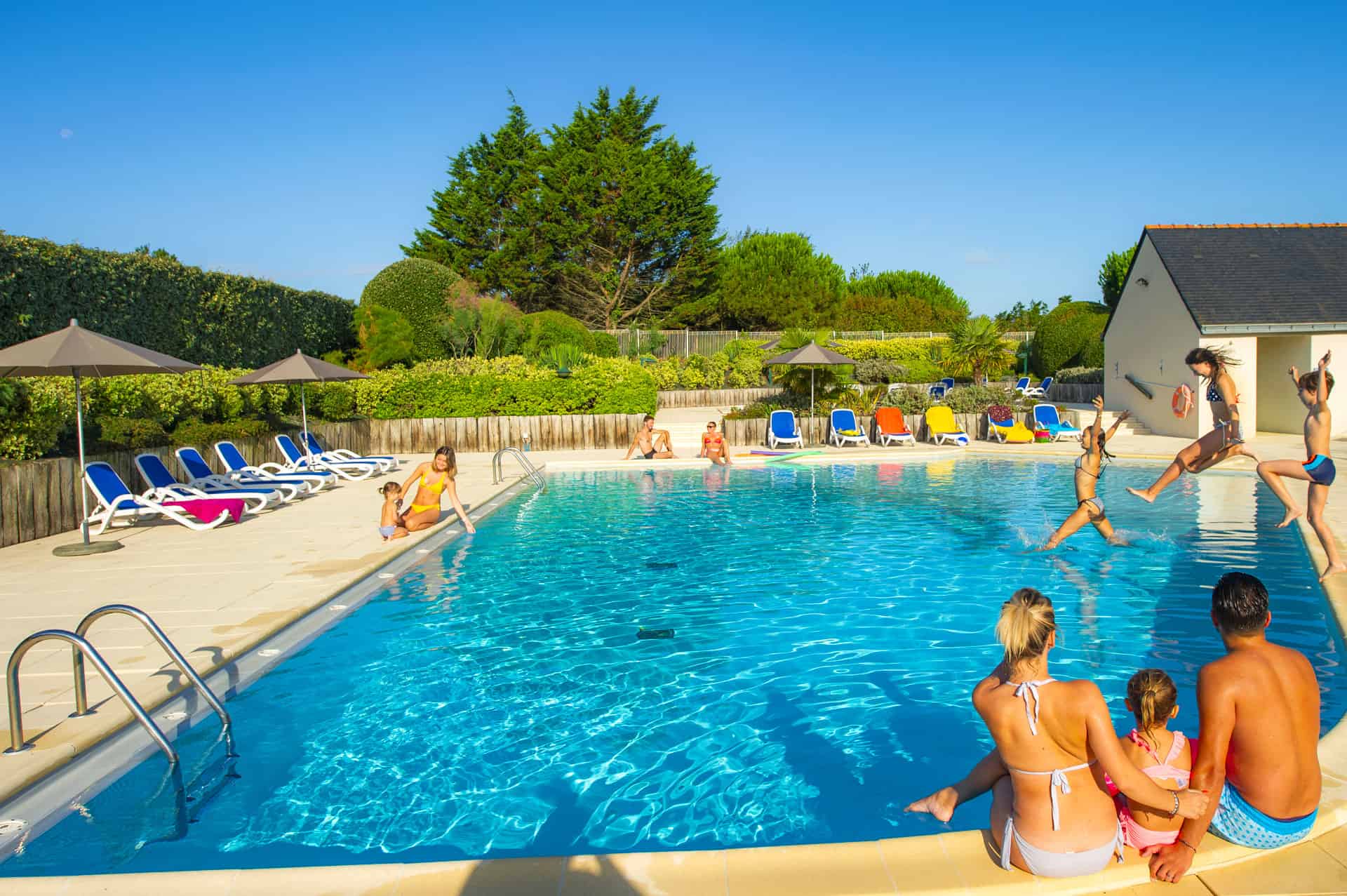 Piscine extérieure chauffée du Village Club de vacances Goélia Les Voiles Blanches à Batz-sur-Mer Piscine extérieure chauffée du Village Club de vacances Goélia Les Voiles Blanches à Batz-sur-Mer