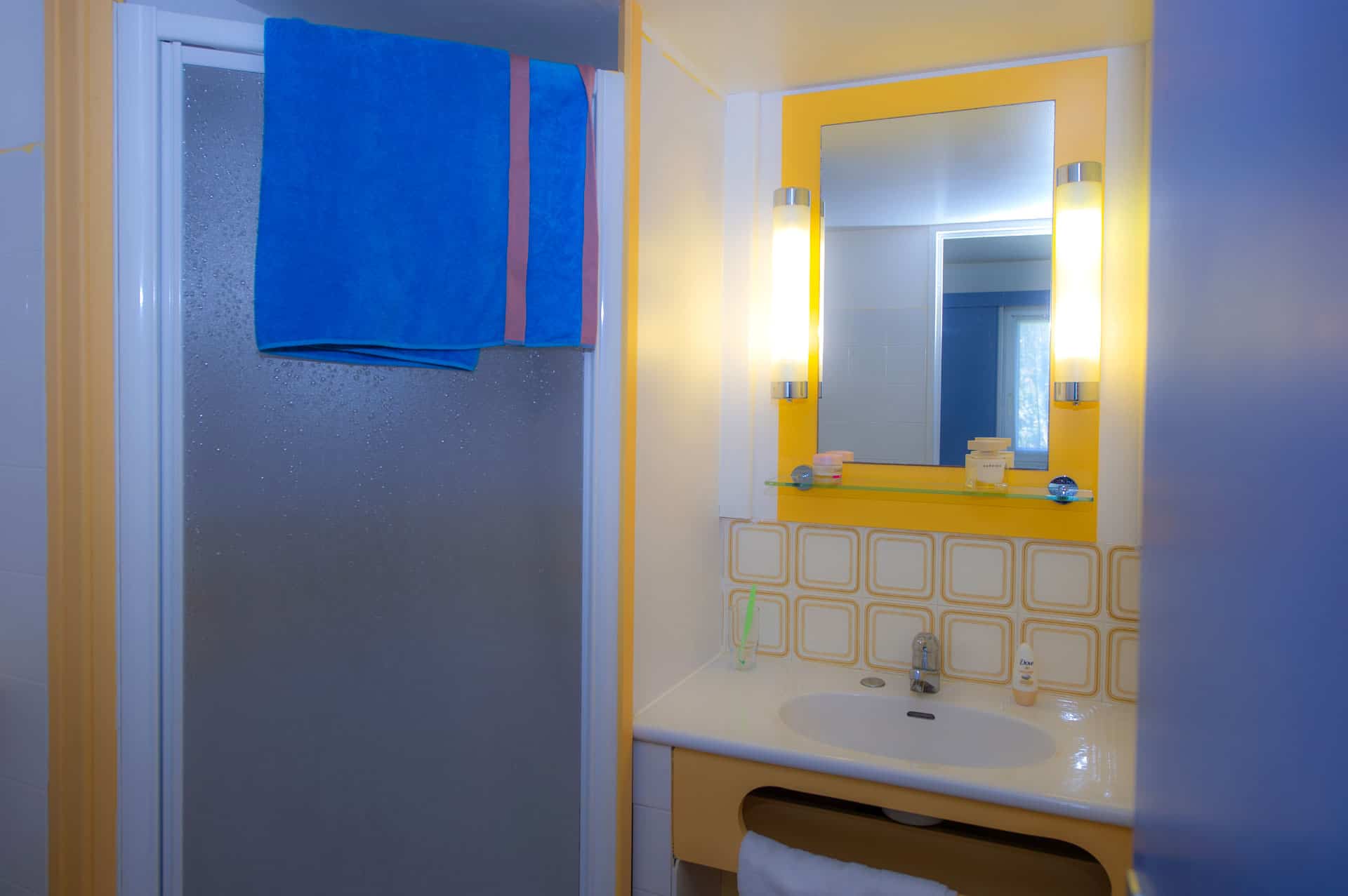 Salle de bain d'un appartement du Village Club Goélia Les Voiles Blanches à Batz-sur-Mer Salle de bain d'un appartement du Village Club Goélia Les Voiles Blanches à Batz-sur-Mer