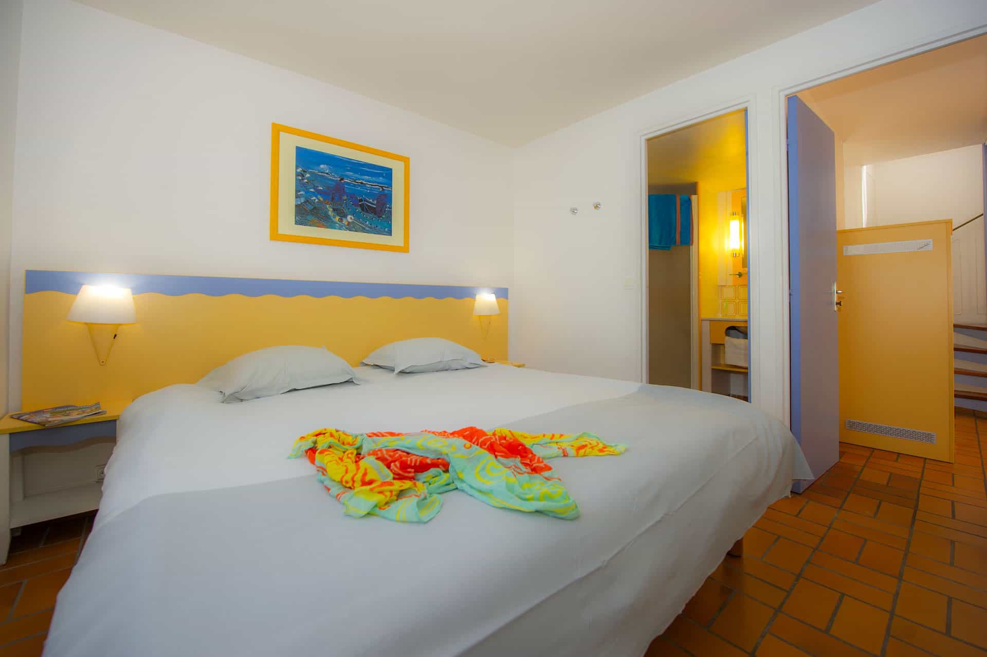 Chambre avec lit double d'un appartement du Village Club Goélia Les Voiles Blanches à Batz-sur-Mer Chambre avec lit double d'un appartement du Village Club Goélia Les Voiles Blanches à Batz-sur-Mer