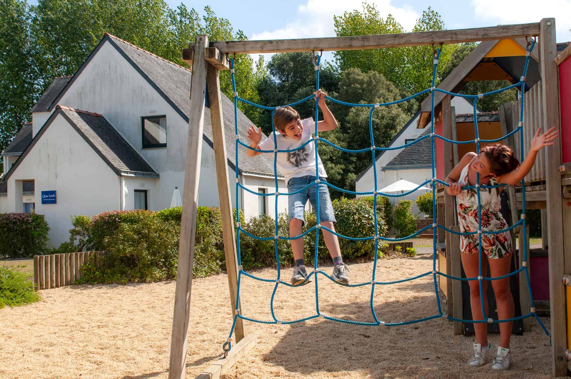 Aire de jeux pour enfants au Village Club de vacances Goélia Les Voiles Blanches à Batz-sur-Mer Aire de jeux pour enfants au Village Club de vacances Goélia Les Voiles Blanches à Batz-sur-Mer