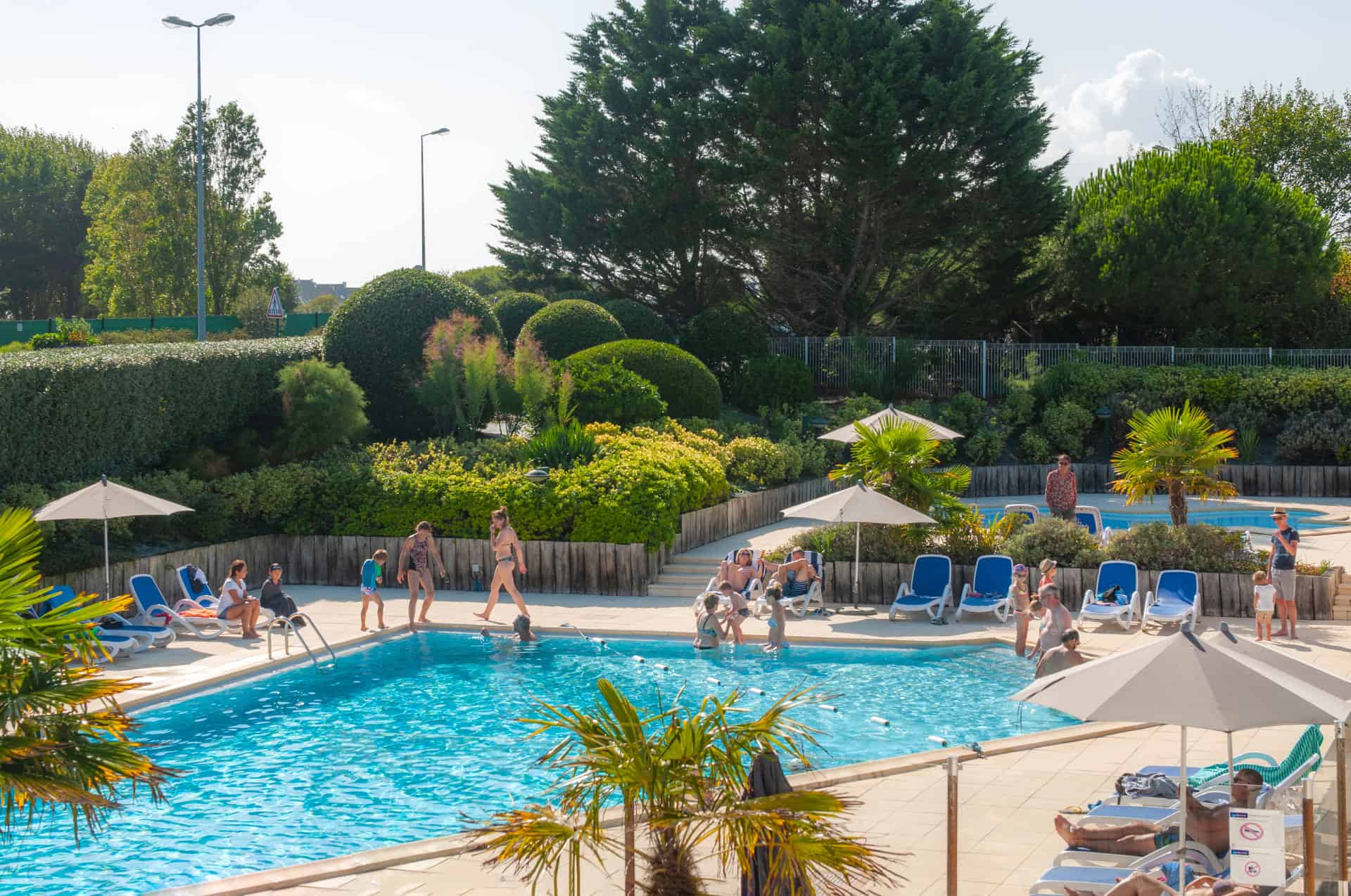 Piscine extérieure chauffée du Village Club de vacances Goélia Les Voiles Blanches à Batz-sur-Mer Piscine extérieure chauffée du Village Club de vacances Goélia Les Voiles Blanches à Batz-sur-Mer