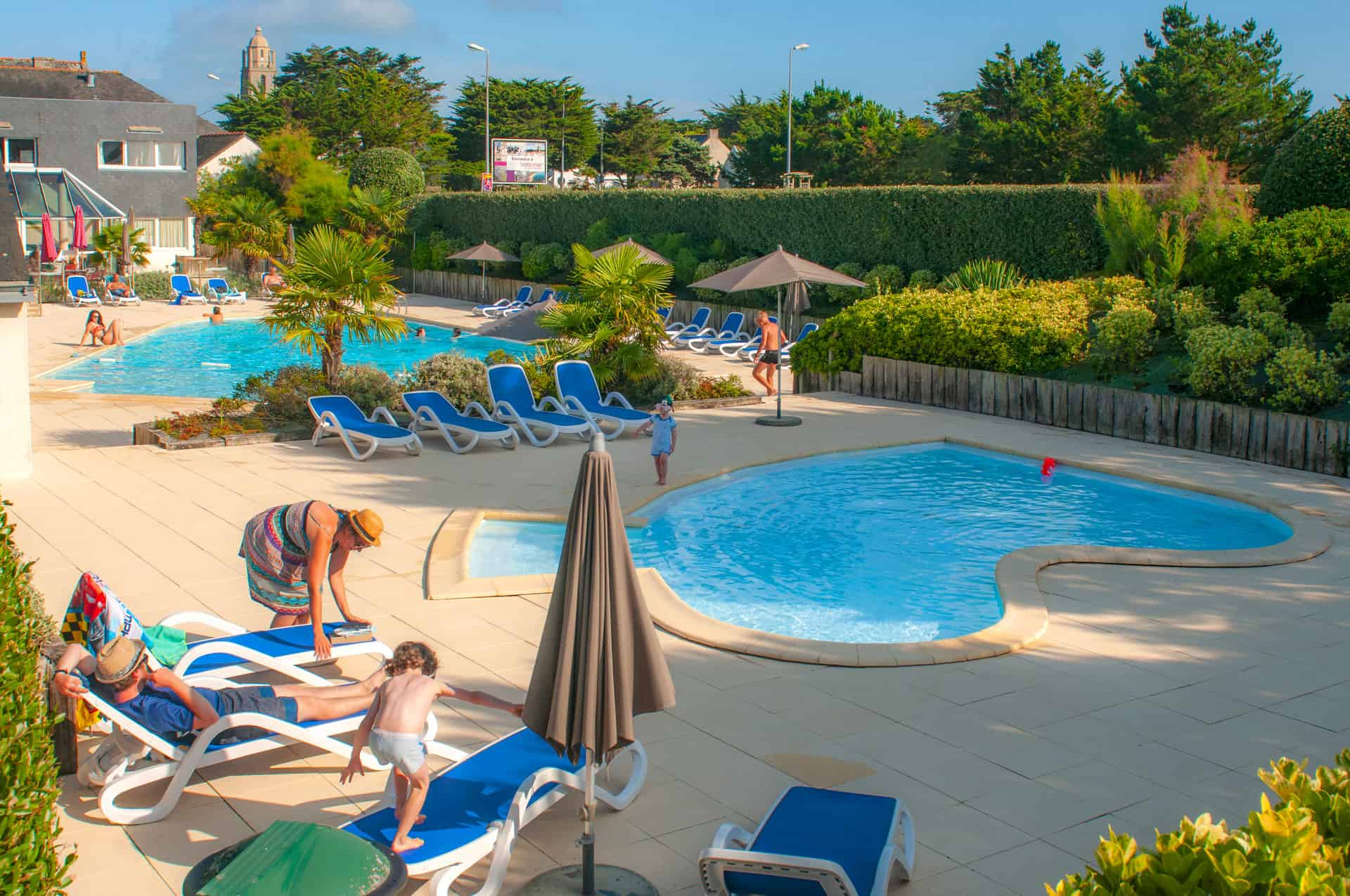 Piscine extérieure chauffée du Village Club de vacances Goélia Les Voiles Blanches à Batz-sur-Mer Piscine extérieure chauffée du Village Club de vacances Goélia Les Voiles Blanches à Batz-sur-Mer