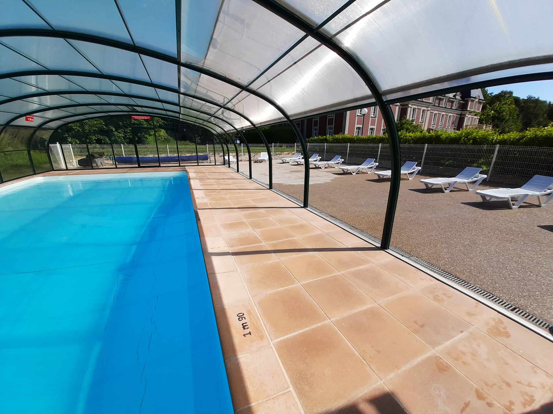 Piscine et solarium de la résidence de vacances Goélia les Portes d'Etretat à Etretat Piscine et solarium de la résidence de vacances Goélia les Portes d'Etretat à Etretat