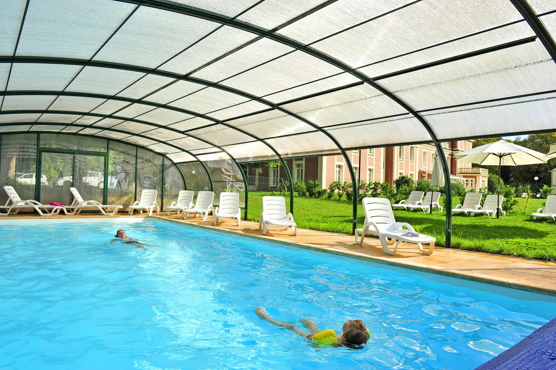 Piscine chauffée de la résidence de vacances Goélia les Portes d'Etretat à Etretat Piscine chauffée de la résidence de vacances Goélia les Portes d'Etretat à Etretat