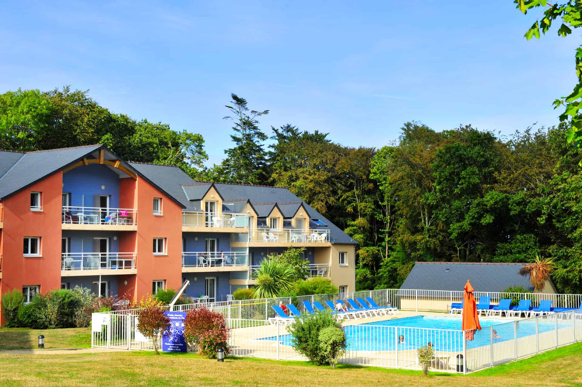 Piscine extérieure chauffée de la résidence de vacances Goélia Résidence du Golf à Carantec Piscine extérieure chauffée de la résidence de vacances Goélia Résidence du Golf à Carantec