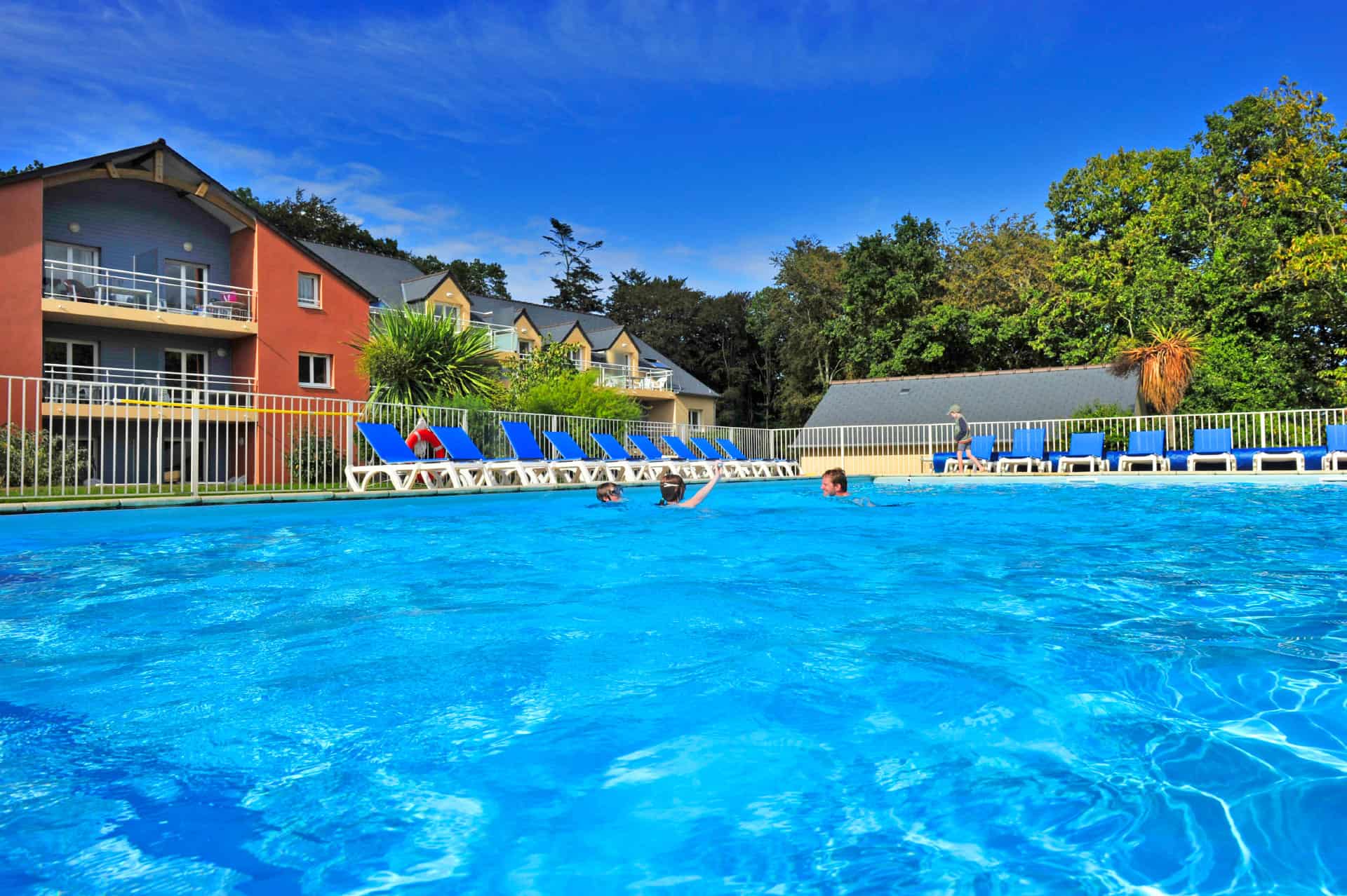 Piscine extérieure chauffée de la résidence de vacances Goélia Résidence du Golf à Carantec Piscine extérieure chauffée de la résidence de vacances Goélia Résidence du Golf à Carantec