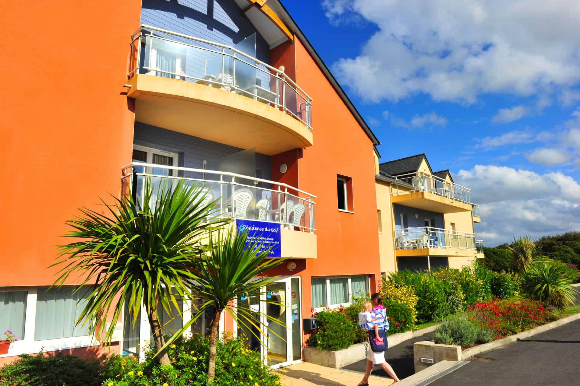 Façade de la résidence de vacances Goélia Résidence du Golf à Carantec Façade de la résidence de vacances Goélia Résidence du Golf à Carantec