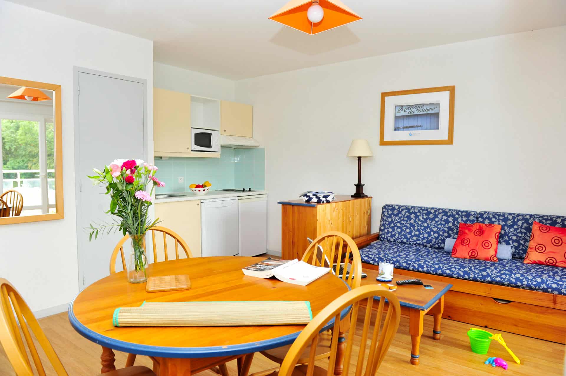 Salon et kitchenette d'un appartement de la résidence de vacances Goélia Résidence du Golf à Carantec Salon et kitchenette d'un appartement de la résidence de vacances Goélia Résidence du Golf à Carantec