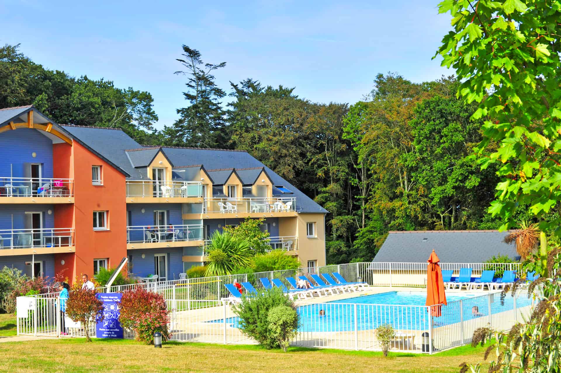 Piscine extérieure chauffée de la résidence de vacances Goélia Résidence du Golf à Carantec Piscine extérieure chauffée de la résidence de vacances Goélia Résidence du Golf à Carantec