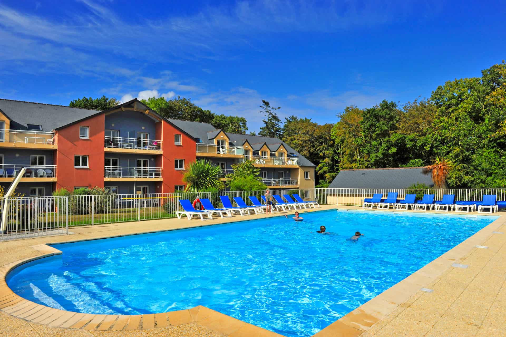 Piscine extérieure chauffée de la résidence de vacances Goélia Résidence du Golf à Carantec Piscine extérieure chauffée de la résidence de vacances Goélia Résidence du Golf à Carantec