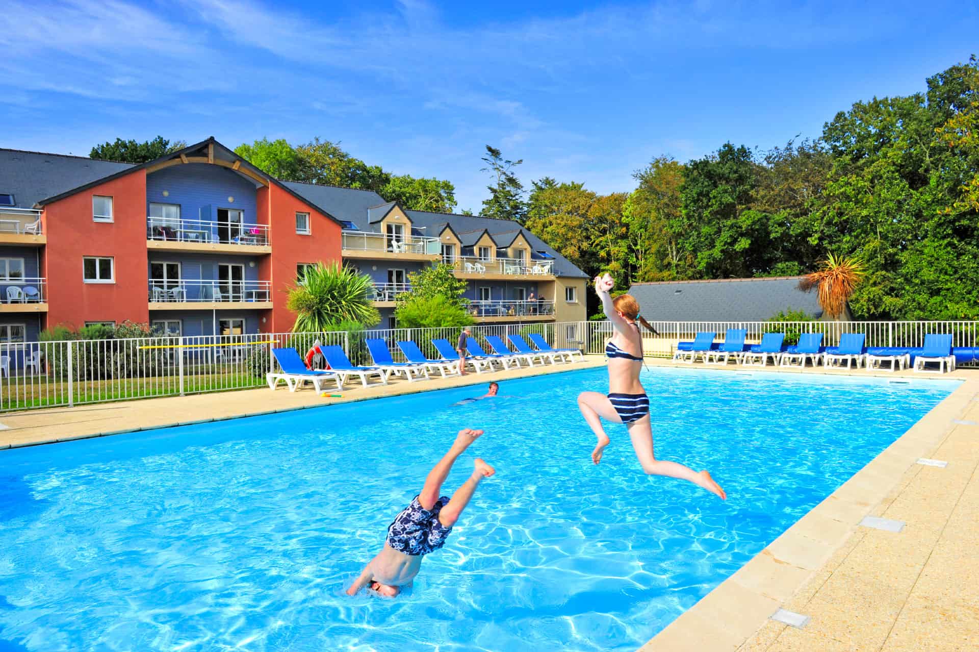 Piscine extérieure chauffée de la résidence de vacances Goélia Résidence du Golf à Carantec
