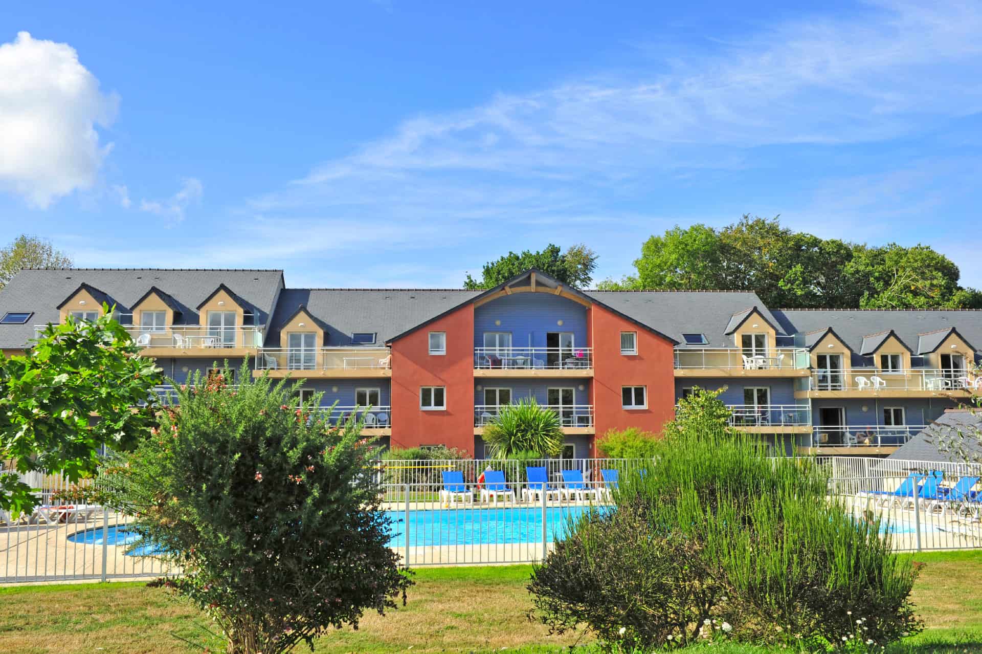 Piscine extérieure chauffée de la résidence de vacances Goélia Résidence du Golf à Carantec Piscine extérieure chauffée de la résidence de vacances Goélia Résidence du Golf à Carantec