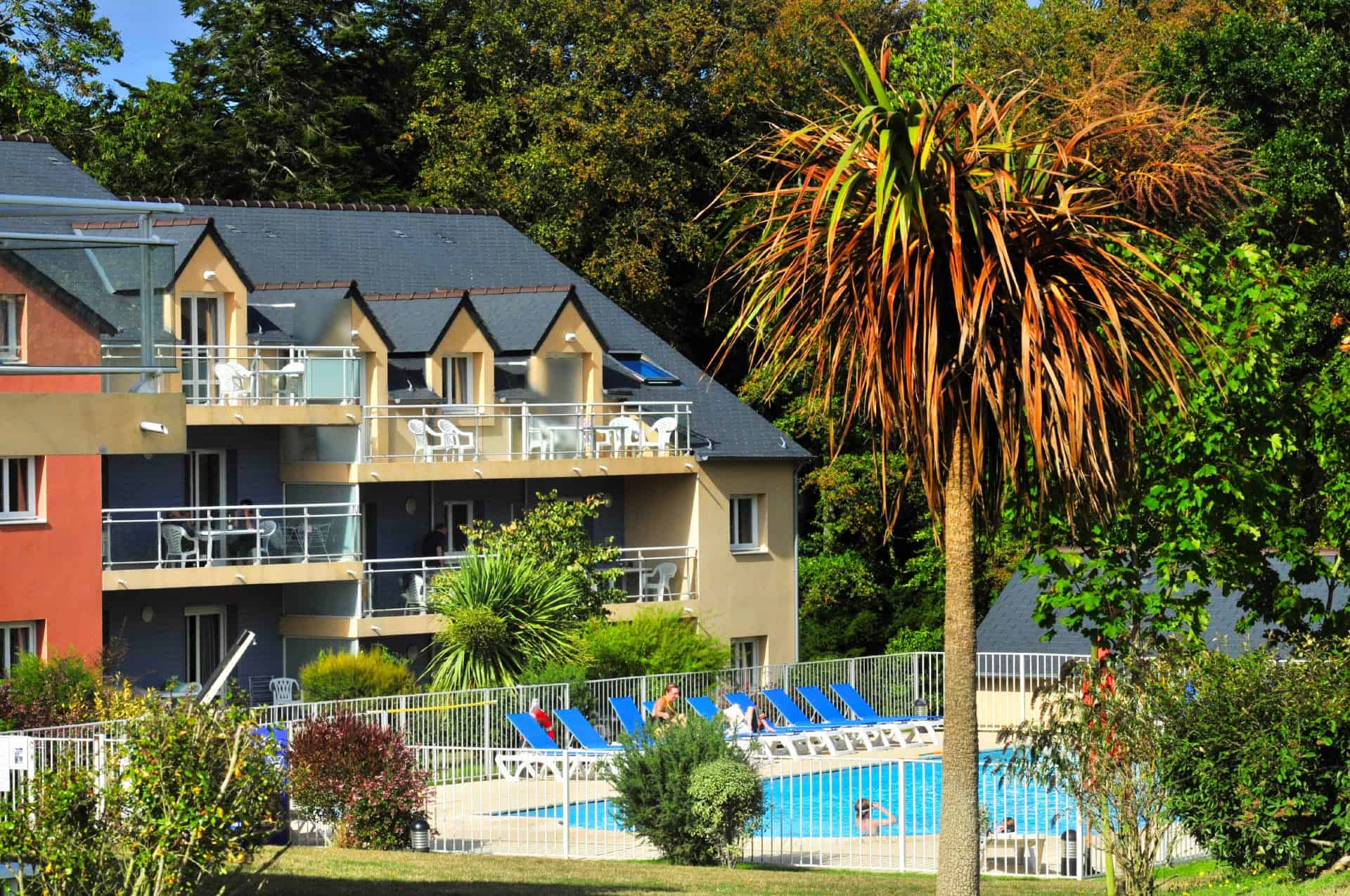 Piscine extérieure chauffée de la résidence de vacances Goélia Résidence du Golf à Carantec Piscine extérieure chauffée de la résidence de vacances Goélia Résidence du Golf à Carantec