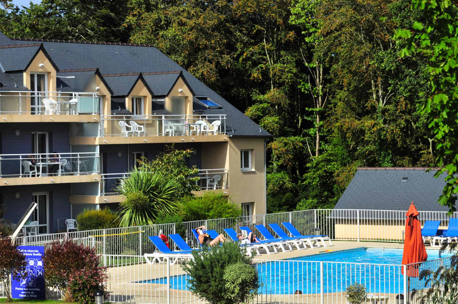 Piscine extérieure chauffée de la résidence de vacances Goélia Résidence du Golf à Carantec Piscine extérieure chauffée de la résidence de vacances Goélia Résidence du Golf à Carantec