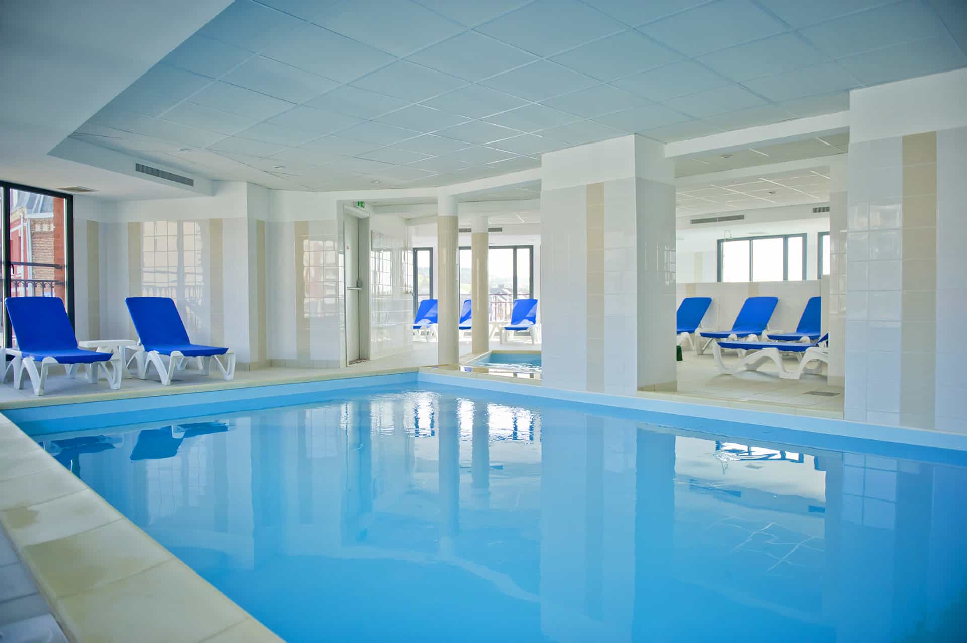 Piscine intérieure et bassin enfants de la résidence de vacances Goélia Belle Epoque à Mers-Les-Bains Piscine intérieure et bassin enfants de la résidence de vacances Goélia Belle Epoque à Mers-Les-Bains