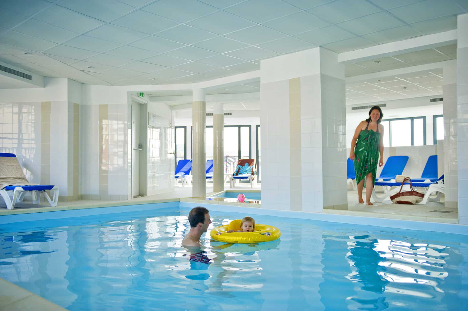 Piscine intérieure et bassin enfants de la résidence de vacances Goélia Belle Epoque à Mers-Les-Bains Piscine intérieure et bassin enfants de la résidence de vacances Goélia Belle Epoque à Mers-Les-Bains