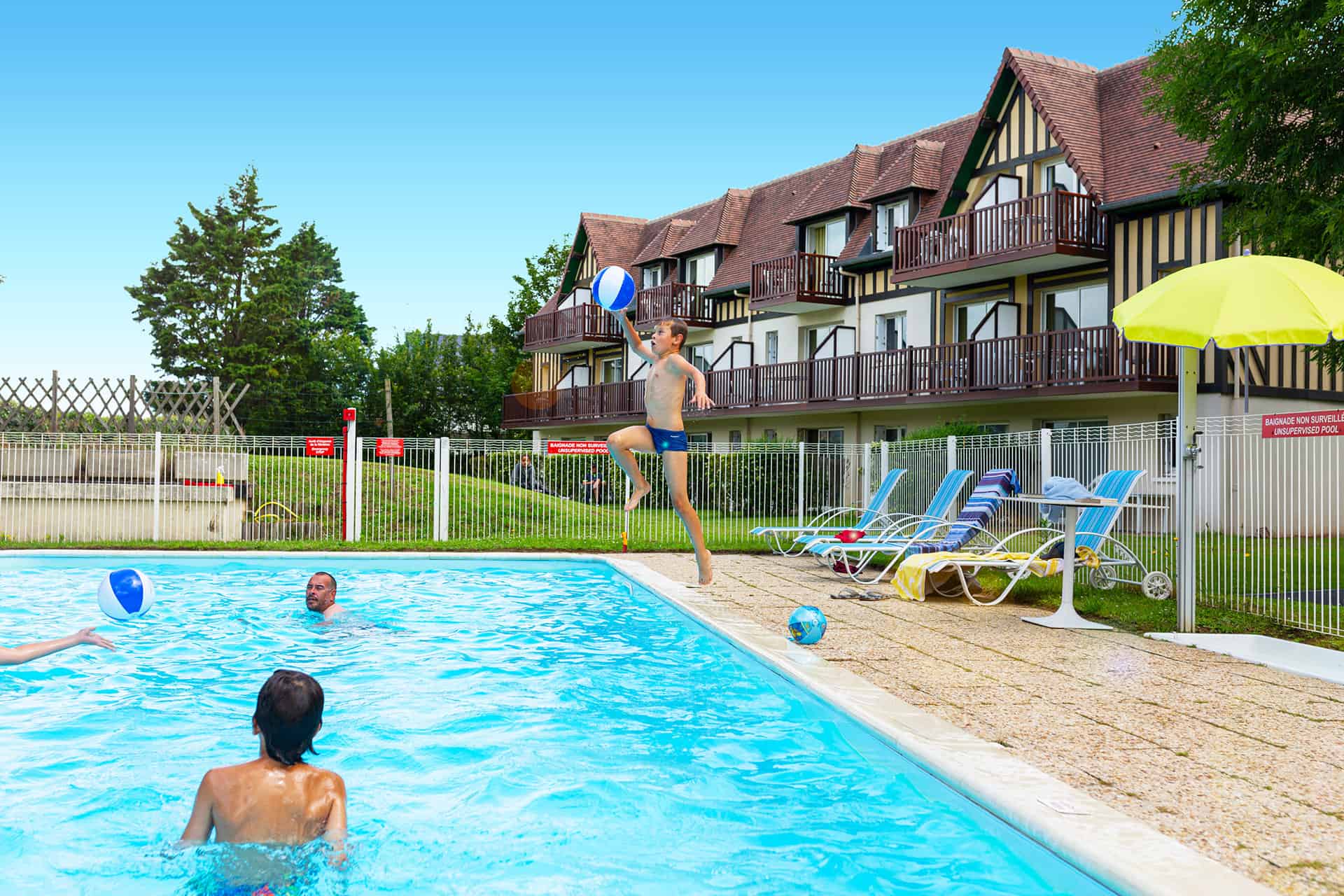 Piscine de la résidence de vacances Goélia Green Panorama à Cabourg Piscine de la résidence de vacances Goélia Green Panorama à Cabourg