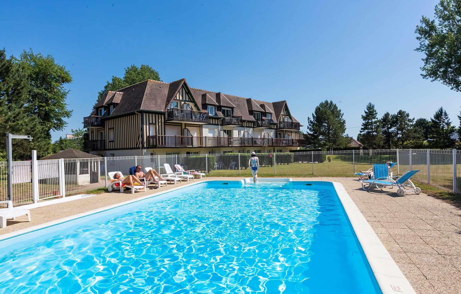 Piscine extérieure chauffée de la résidence de vacances Goélia Green Panorama à Cabourg en Normandie Piscine extérieure chauffée de la résidence de vacances Goélia Green Panorama à Cabourg en Normandie