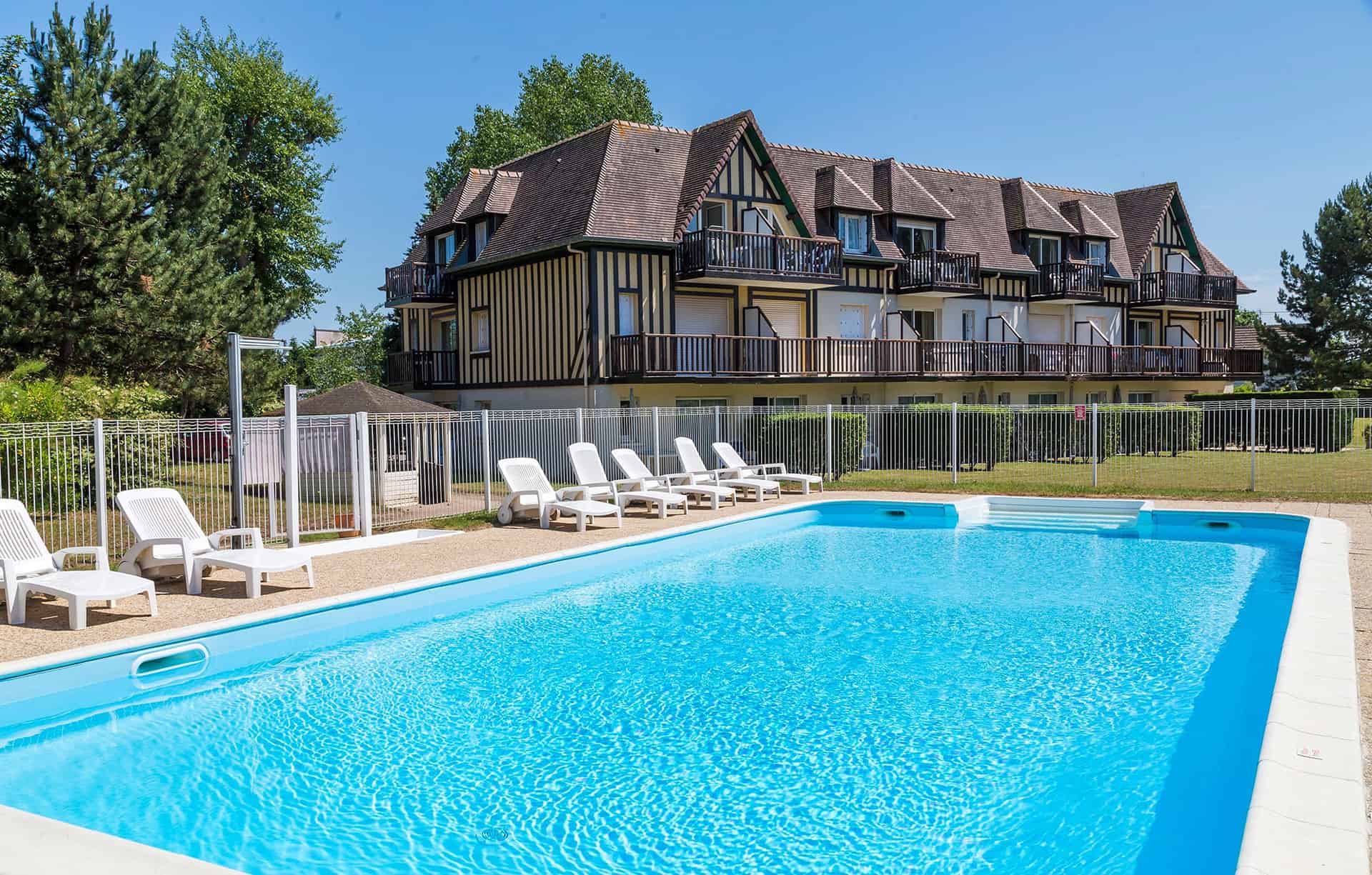 Piscine extérieure chauffée de la résidence de vacances Goélia Green Panorama à Cabourg en Normandie Piscine extérieure chauffée de la résidence de vacances Goélia Green Panorama à Cabourg en Normandie