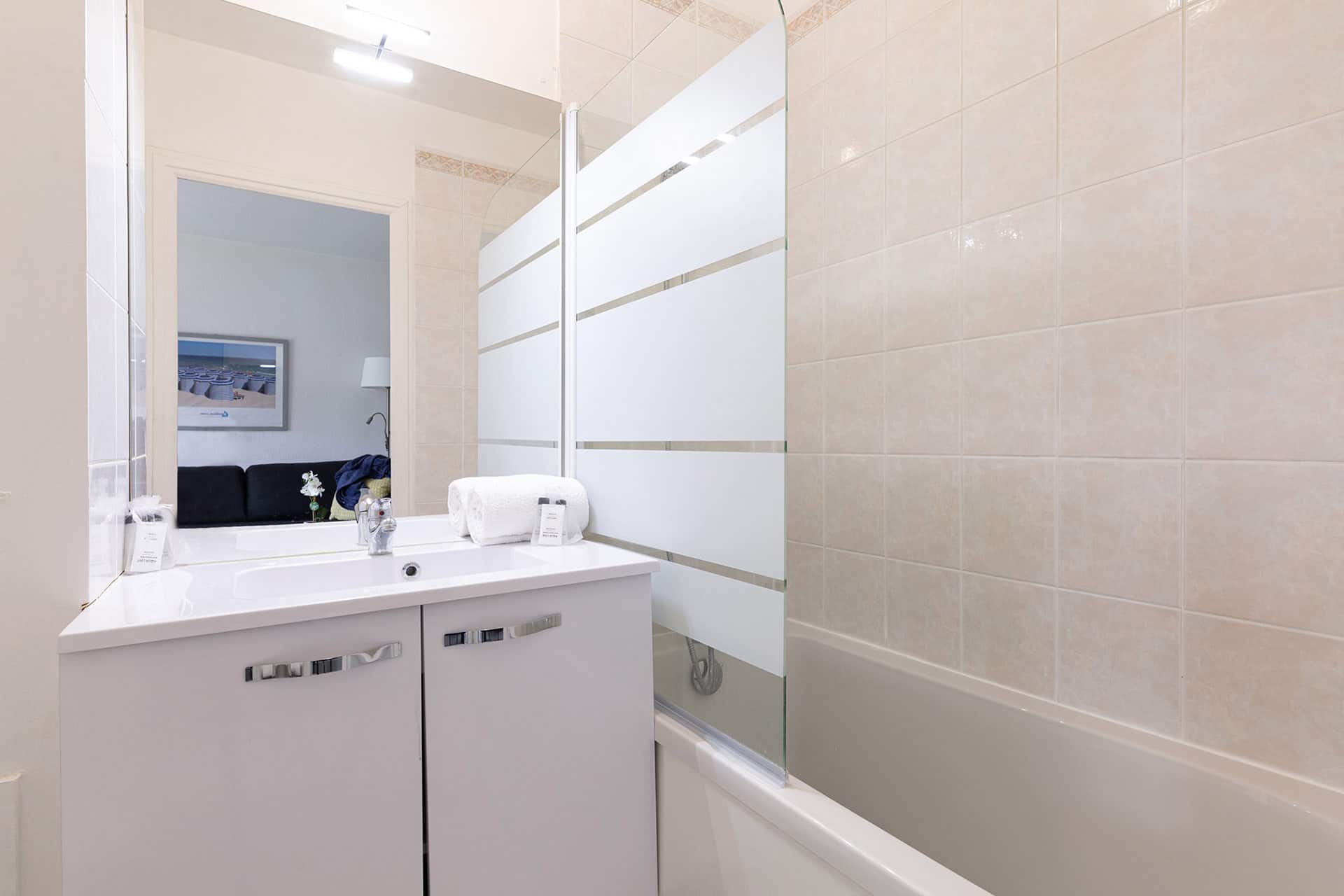 Exemple de salle de bain de la résidence Goélia Green Panorama à Cabourg Exemple de salle de bain de la résidence Goélia Green Panorama à Cabourg