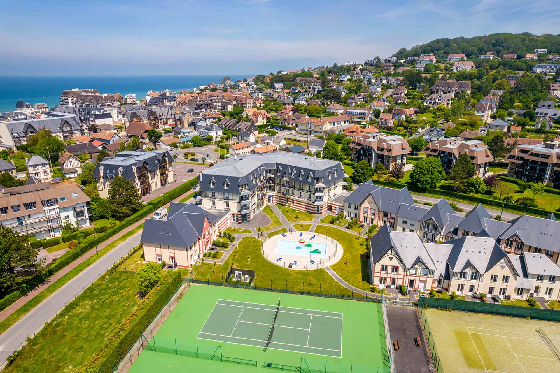 Vue aérienne de la résidence de vacances Goélia Le Victoria à Blonville-sur-Mer en Normandie Vue aérienne de la résidence de vacances Goélia Le Victoria à Blonville-sur-Mer en Normandie