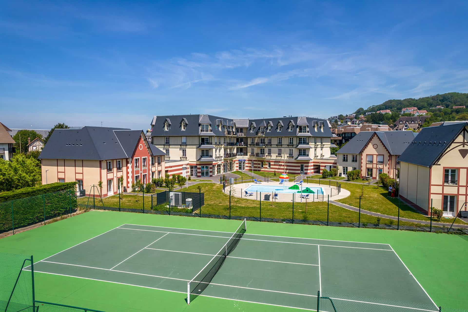 Tennis à proximité immédiate de la résidence de vacances Goélia Le Victoria à Blonville-sur-Mer en Normandie Tennis à proximité immédiate de la résidence de vacances Goélia Le Victoria à Blonville-sur-Mer en Normandie
