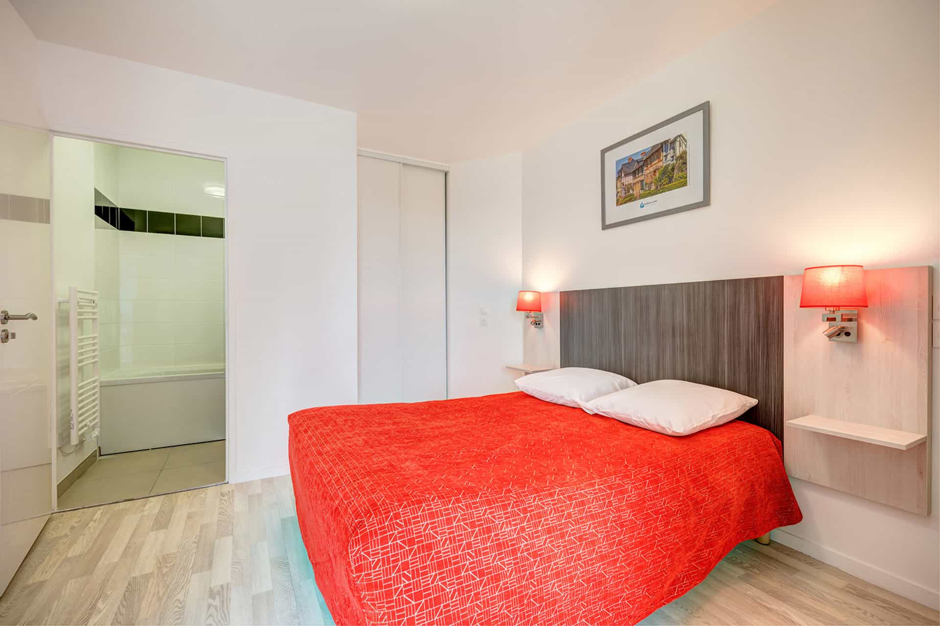 Exemple de chambre avec un lit double de la résidence Goélia Le Victoria à Blonville sur Mer Exemple de chambre avec un lit double de la résidence Goélia Le Victoria à Blonville sur Mer