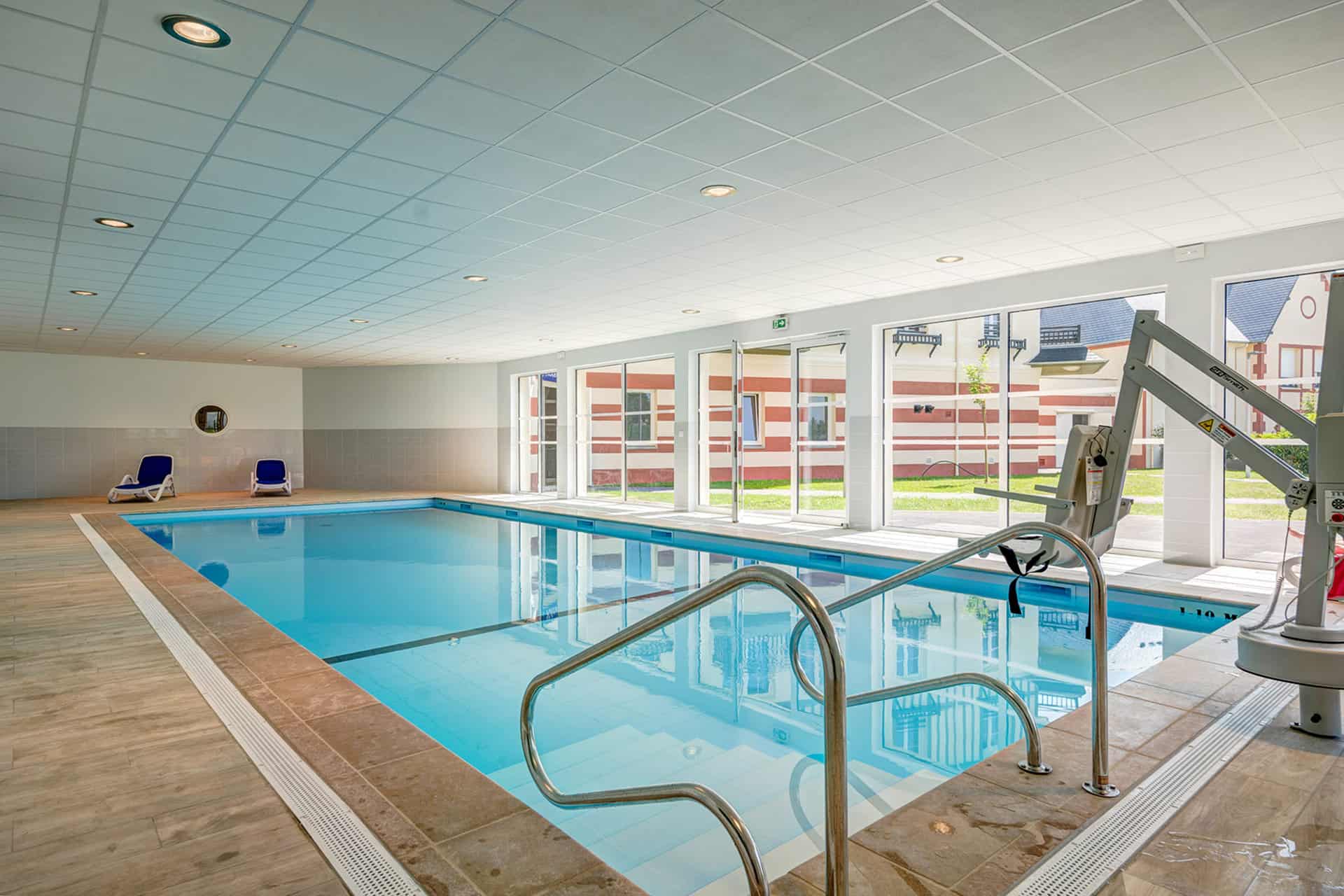 Piscine intérieure chauffée de la résidence de tourisme Goélia Le Victoria à Blonville sur Mer Piscine intérieure chauffée de la résidence de tourisme Goélia Le Victoria à Blonville sur Mer