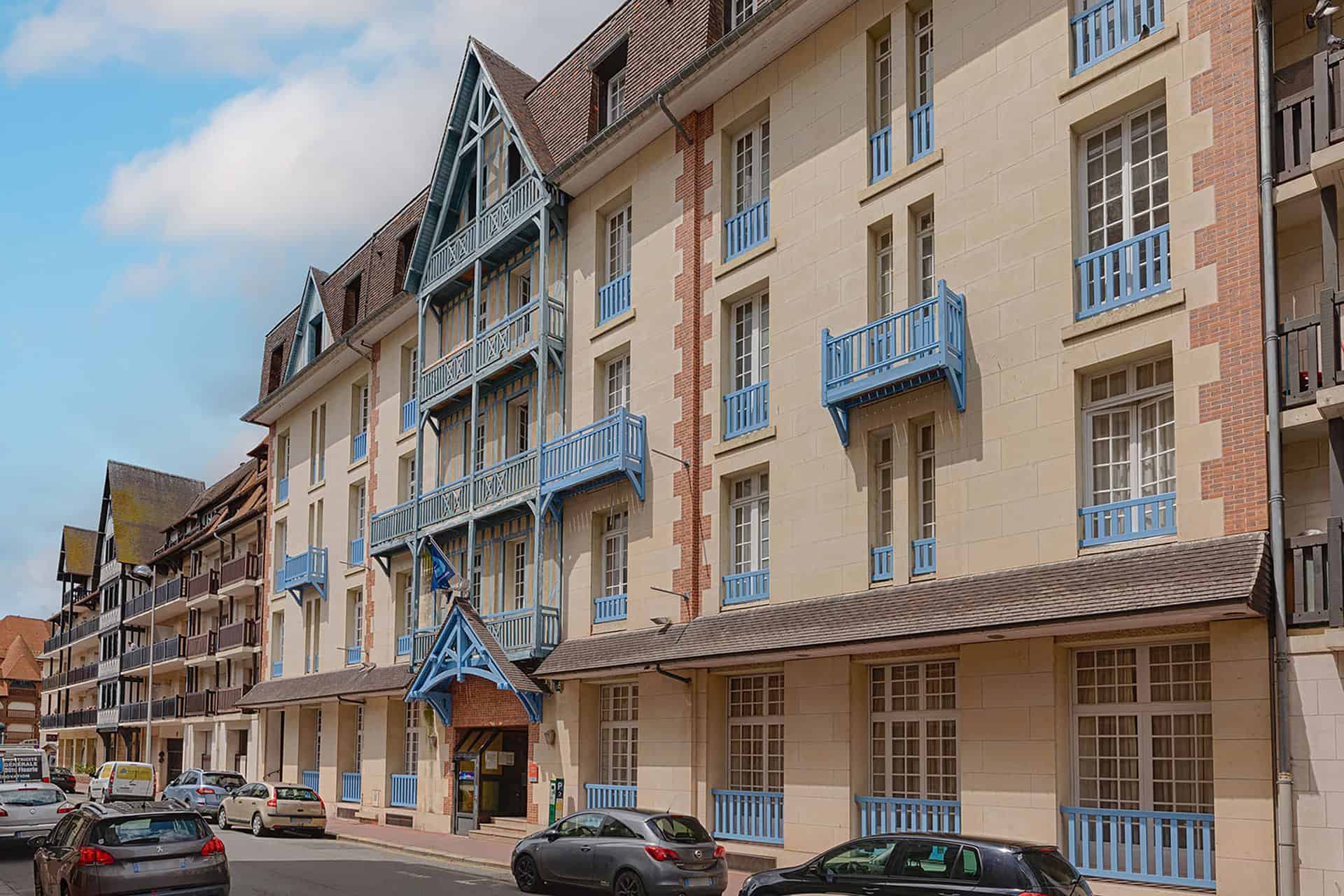 Facade of the Goélia Le Castel Normand holiday residence in Deauville