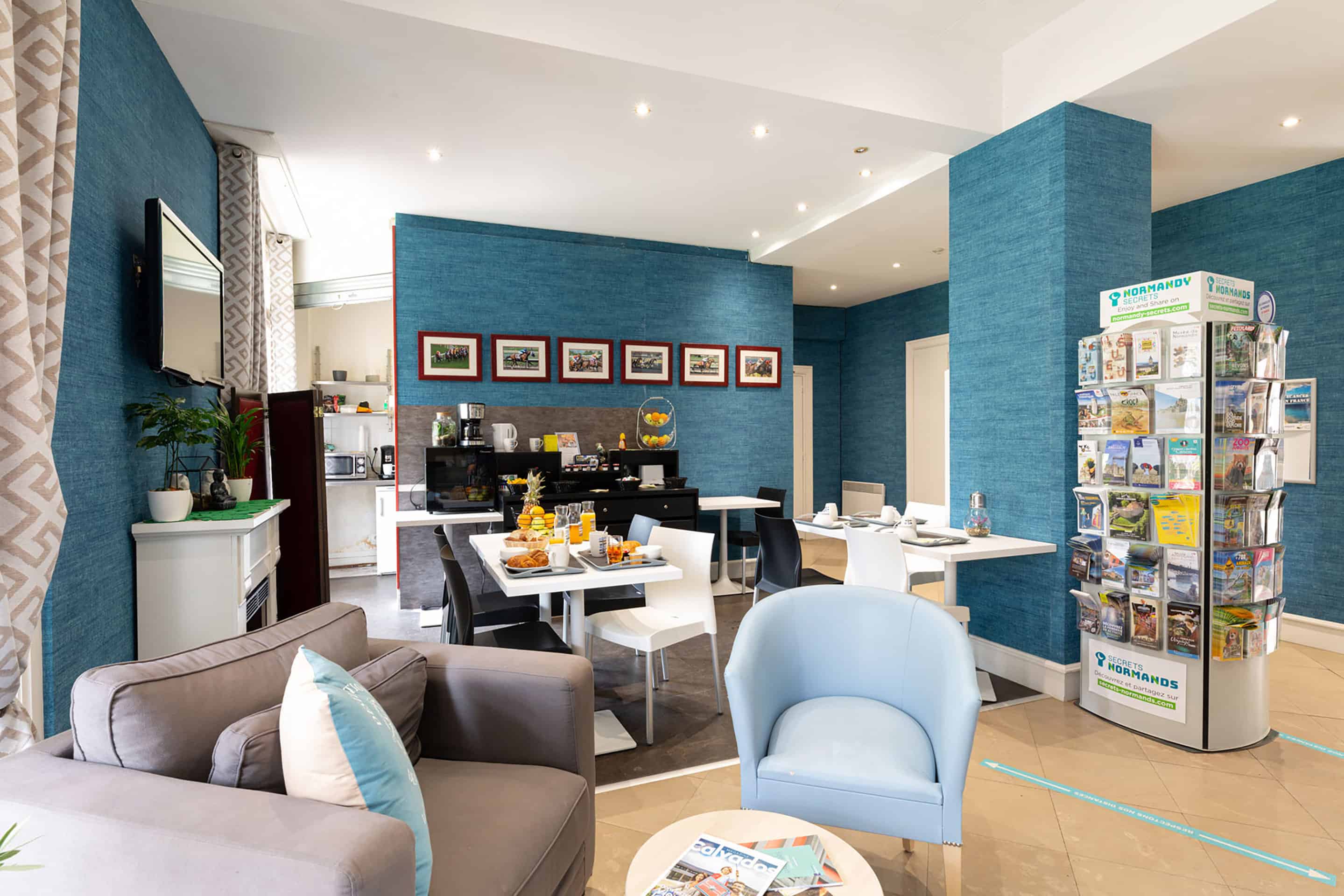 Breakfast area in the reception of the Goélia Le Castel Normand holiday residence in Deauville Breakfast area in the reception of the Goélia Le Castel Normand holiday residence in Deauville